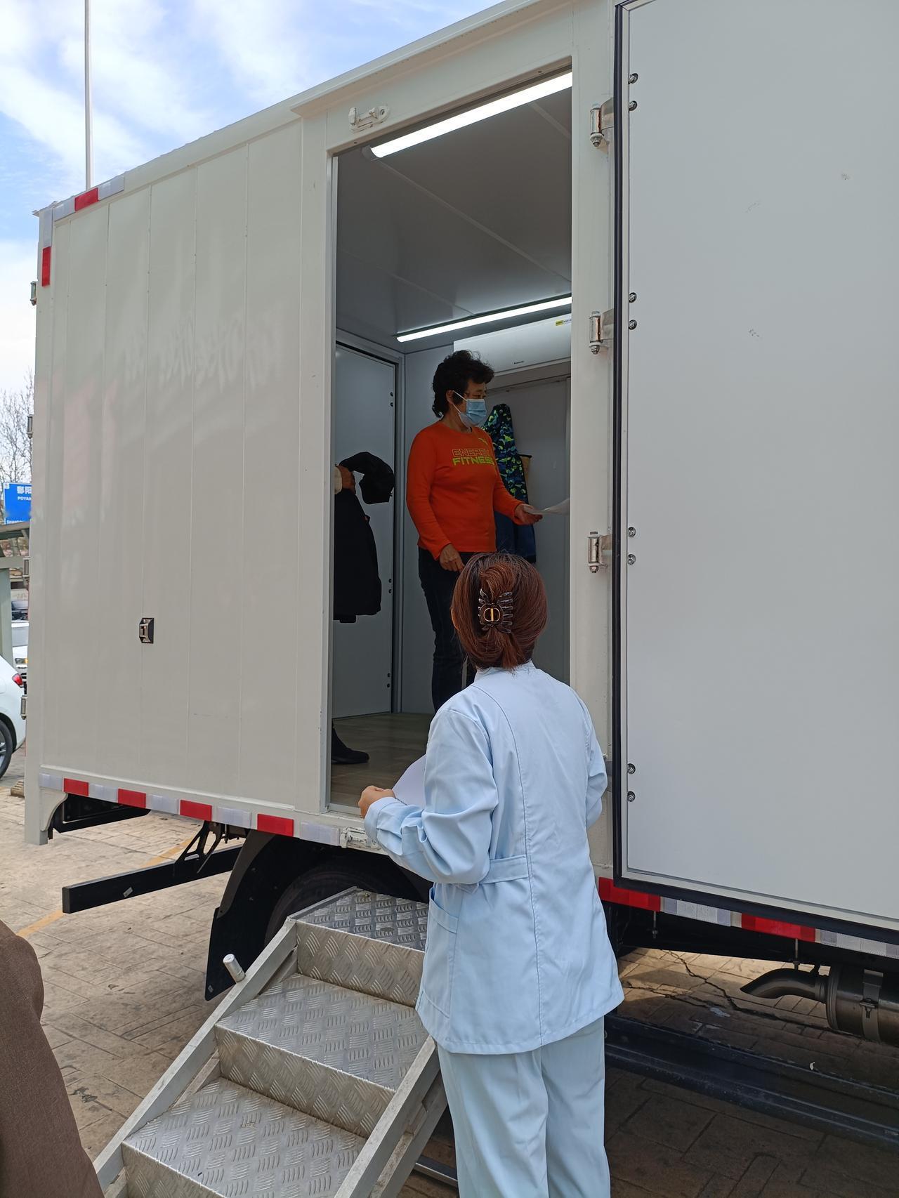 今天社区医院来了一台医疗器械车，给老年人拍肺部片。上周就接到电话通知