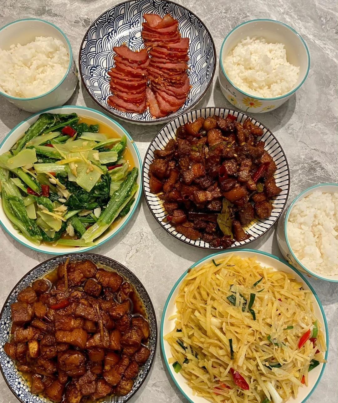 我们请了一个烧饭阿姨，杭州烧饭钟点工两小时起，一个月包月2200，但是光做饭根本