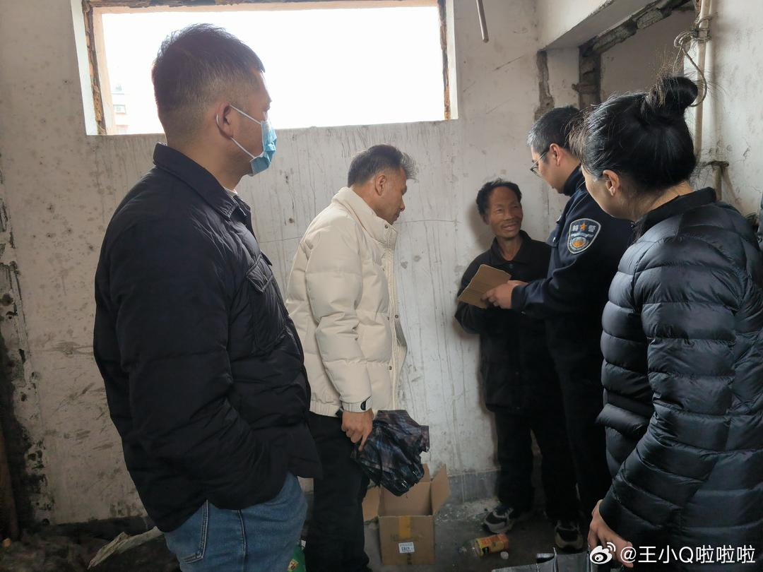 宁波北仑爱心接力为流浪者点亮回家路暖心！宁波北仑工作人员接到群众反映后，耐心安抚