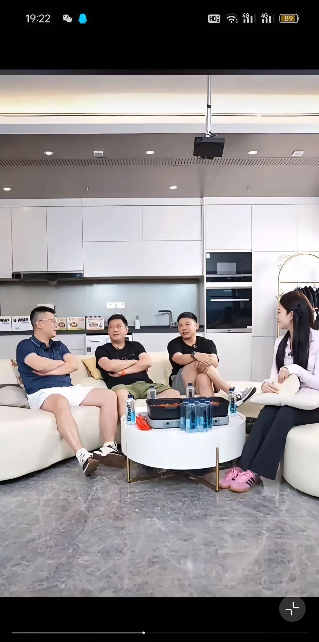邱贻可这人很勤劳！是个闲不下来的人。不在家好好待着，陪陪家人，还出来到处闲，