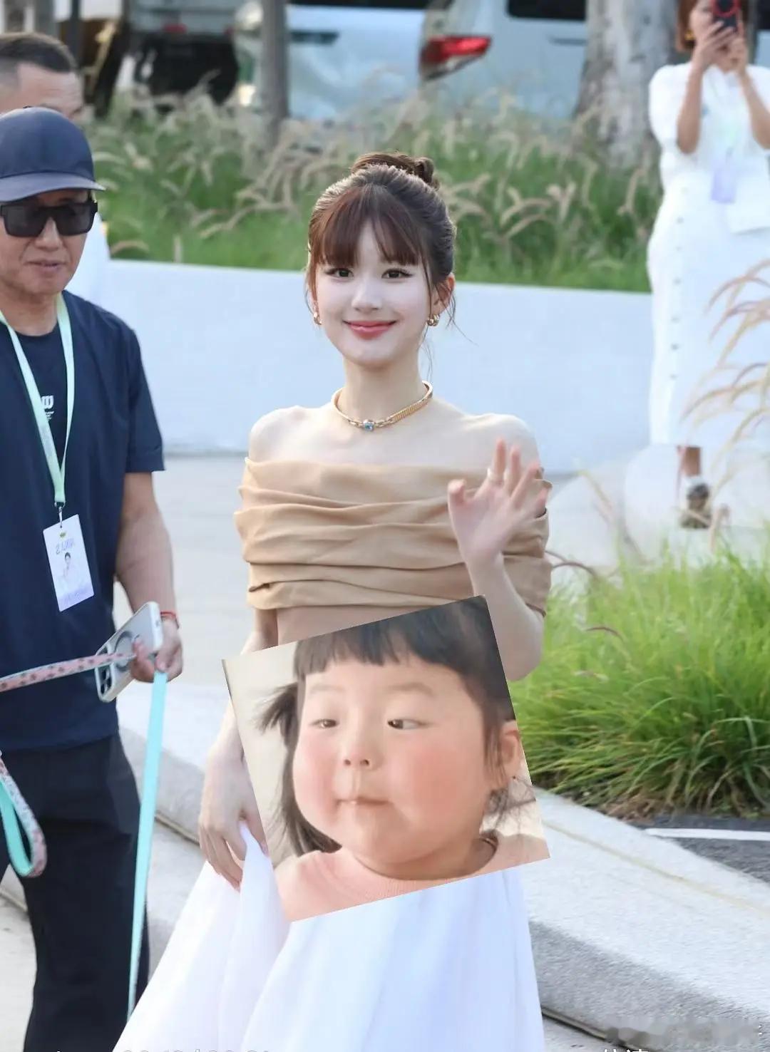 有一种张元英吃完饭穿拖鞋出来遛狗了的感觉