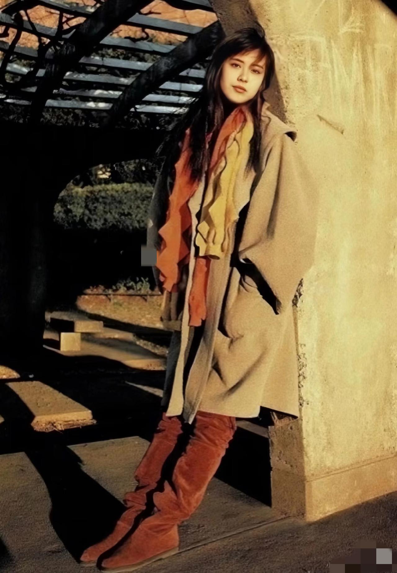 1988年的顶级美人王祖贤，太美了，她堪称文艺清新女青年的鼻祖！她的美并非艳丽俗