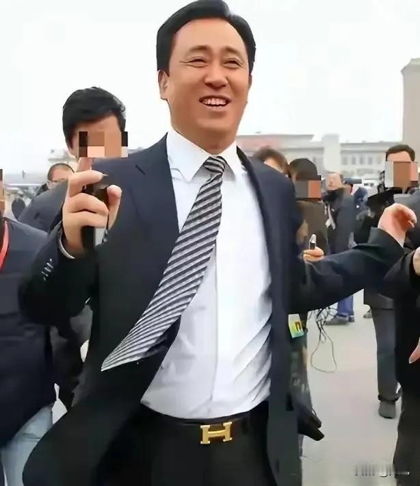 许家印被判无期徒刑，两个儿子双双获刑，前妻丁玉梅滞留海外，巨额资产遭冻结2