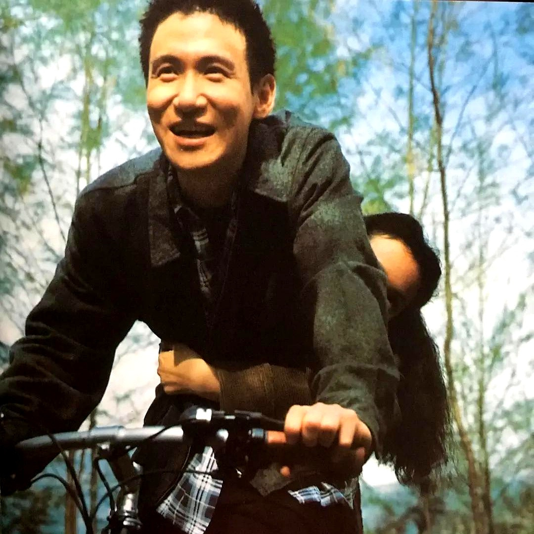 60多岁的张学友，在很多同龄人开始养老的年纪，却还在舞台上连轴转，一年上百场演唱会，三四年不间断。看