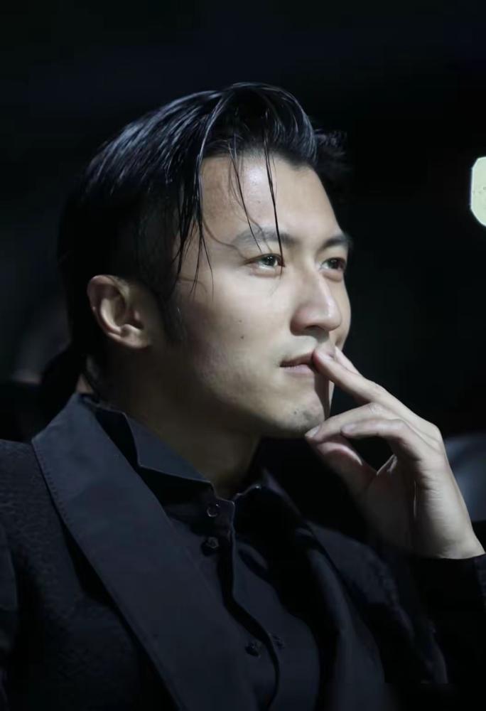 谢霆锋到底爱王菲多一点，还是爱俩儿子多一点？他牵王菲的手能上热搜，陪儿子却总被形