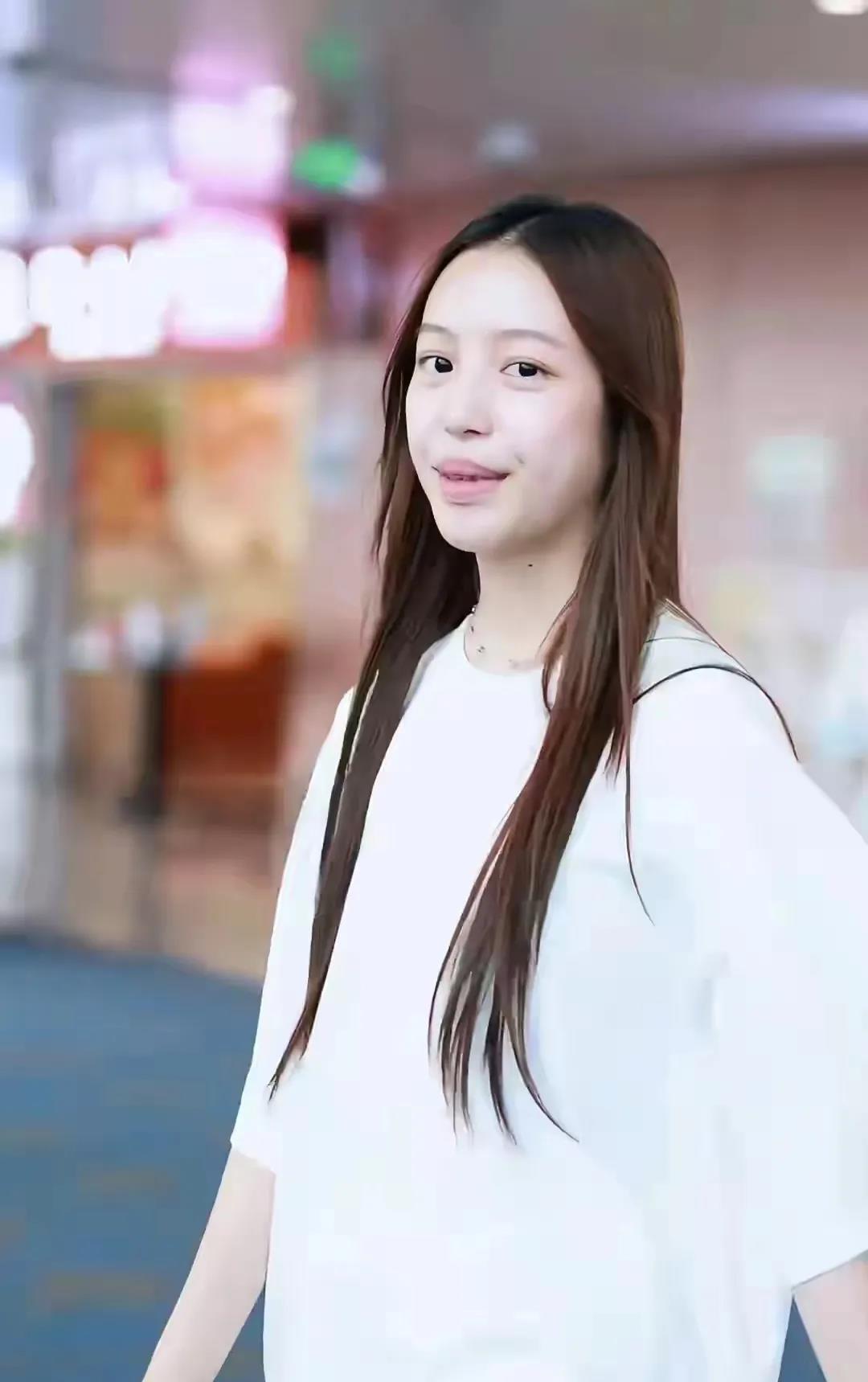 赵薇的女儿小四月都已经15岁了，长发披肩没戴口罩，丝毫不惧镜头，身材高挑，肤白貌