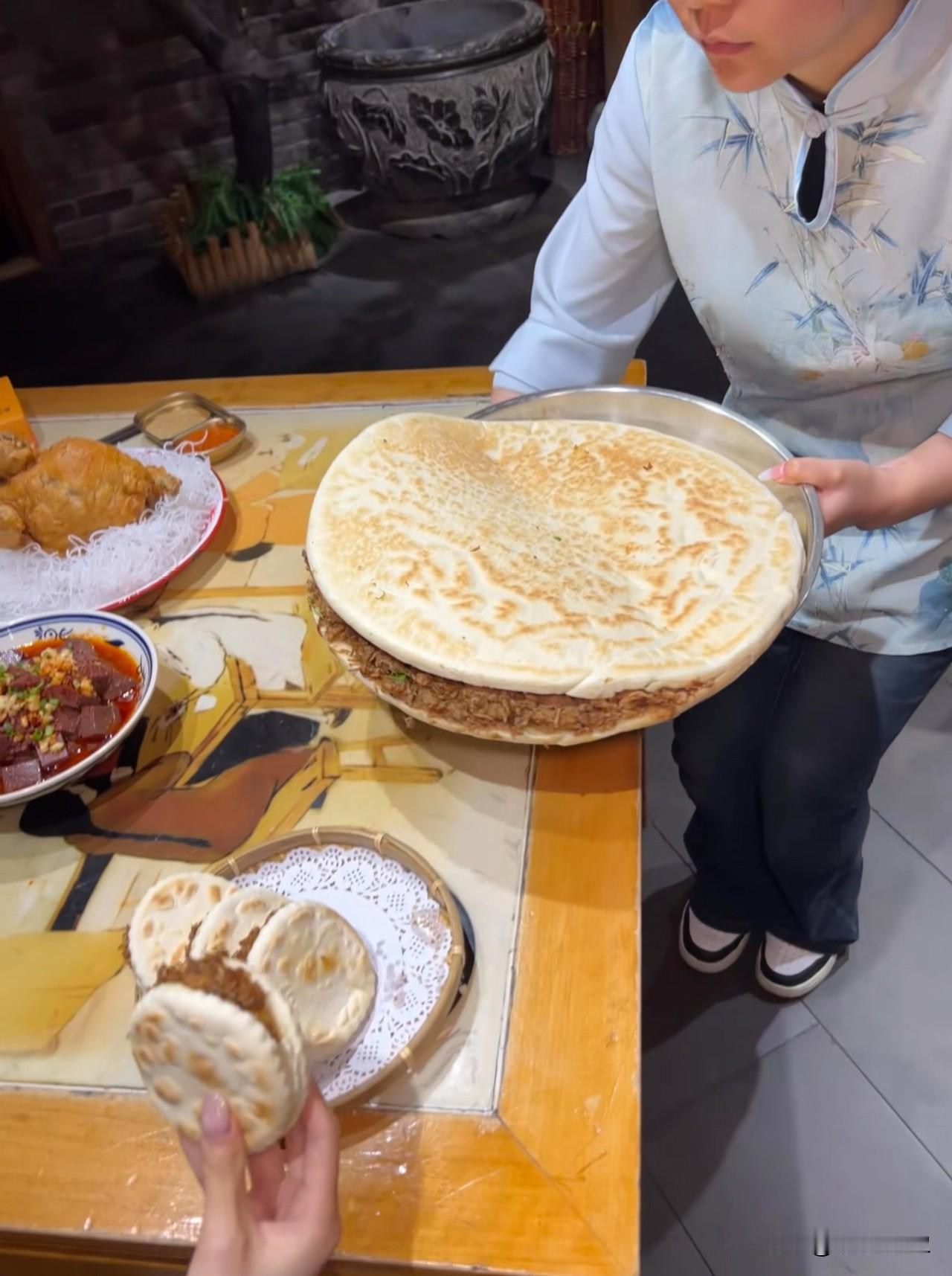 我吃到了西安超级肉夹馍[笑着哭][笑着哭][笑着哭]西安美食