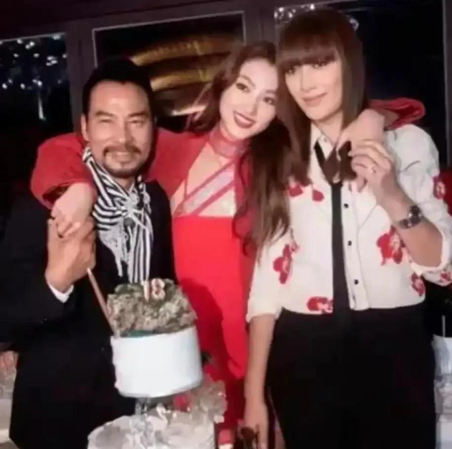 说真的，任达华这老戏骨在感情上是真专一，一辈子就认准了一个人！年轻那会俩人都想着