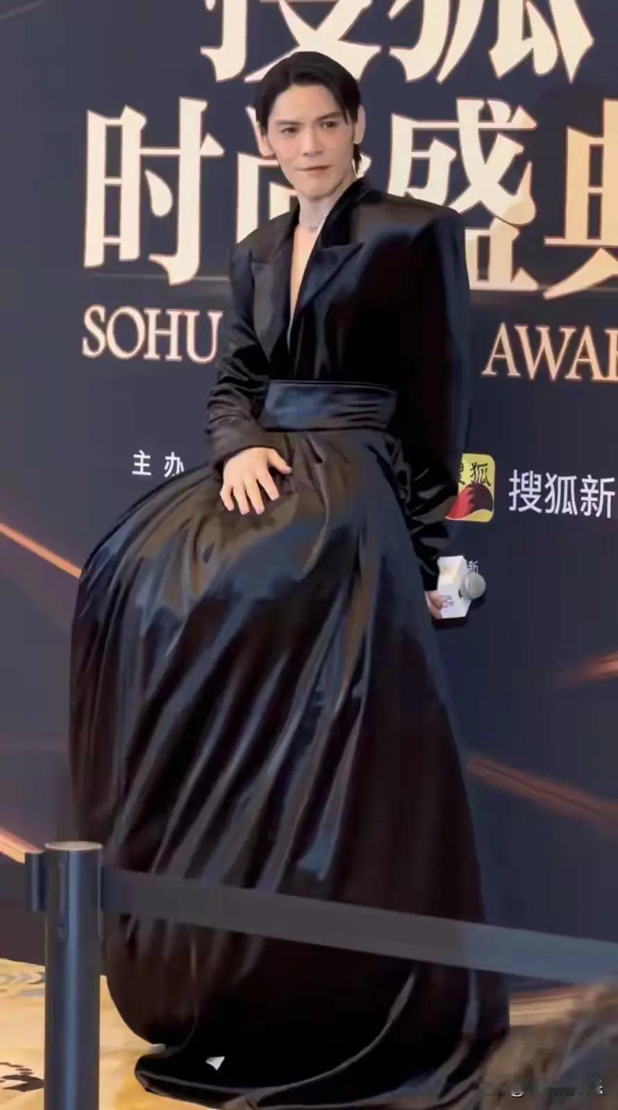 搜狐盛宴上，这身黑裙打扮的人是向佐吗？