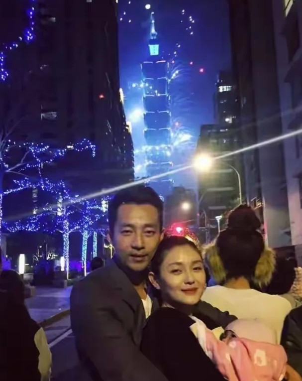 一定是互相深爱过吧！可还是走着走着就<em>散了</em>，她的认知是不能容许别人不<em>爱</em>她，她对