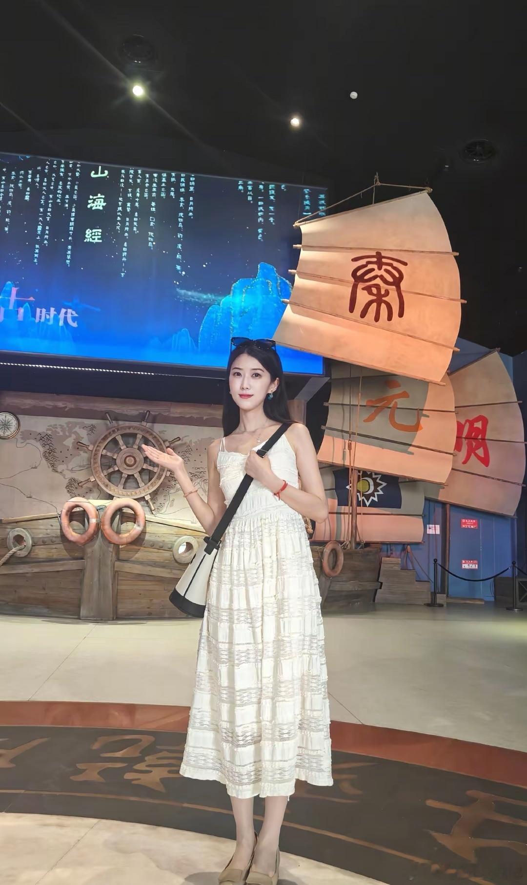 今天穿什么白色连衣裙，带娃出行装美女精彩人像​​​