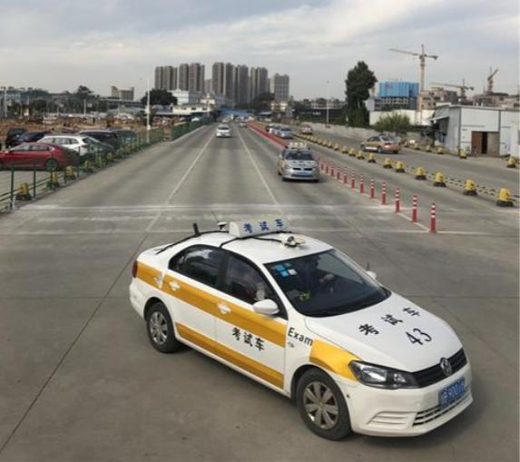 “史上最笨学员？”杭州一男子掏4385元学车，科目二补考过关后，科目三只实际练了