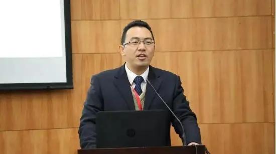 财经教授卖掉北京房子到美国追求自由，如今在美国街头送外卖，被人撞倒不敢吭声，被美