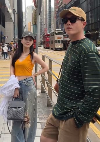70多斤王灿和老公杜淳游香港街拍，老公甘当绿叶，配合王灿拍摄，王灿气质不输明星，