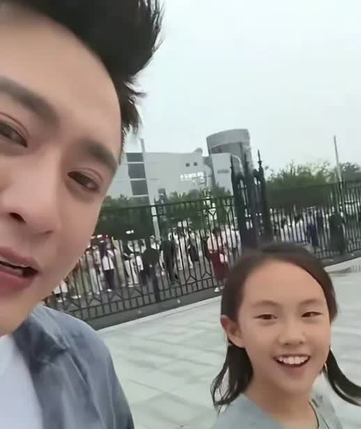 主持人杨帆称，他带女儿看完了“天王巨星”岳云鹏的演唱会。当他问起女儿是否知道