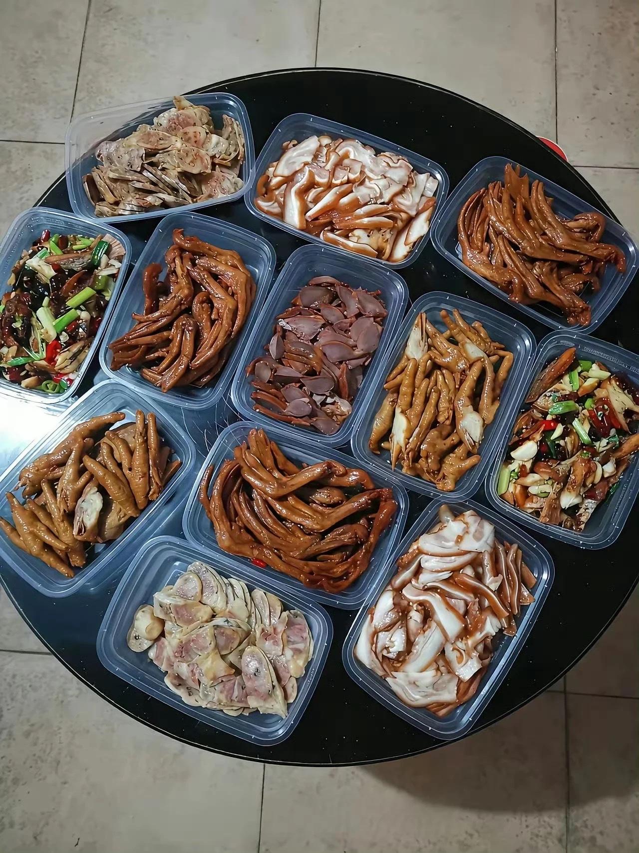 和同学聚会，这一桌菜用来下酒，大家感觉怎么样[笑着哭]