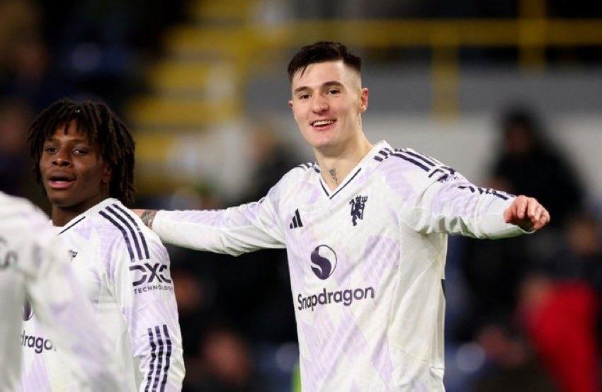 谢什科这2个进球，有点高级的。战术决定球员命运啊[捂脸哭]第一个：B废直