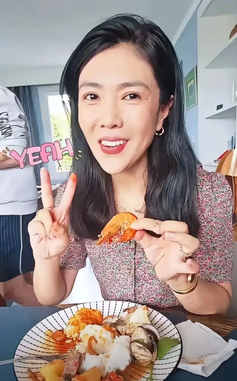 国内当总裁当女王，十指不沾阳春水，两脚不触泥土地，到国外突然食人间烟火做厨娘了，
