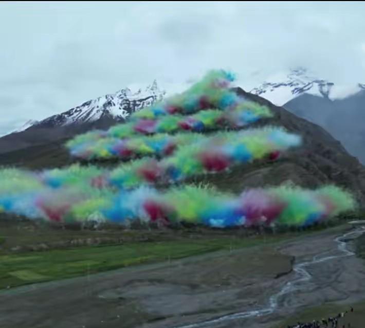 真讽刺啊：烧秸秆不行，放鞭炮不行，说是污染环境！但炸山，却被允许！那炸山后花花绿