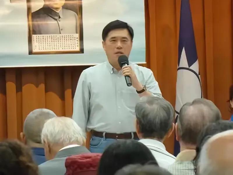 他们合伙演出了一场闹剧。18位国民党民代集体向朱立伦建议暂停国民党党主席选举辩论