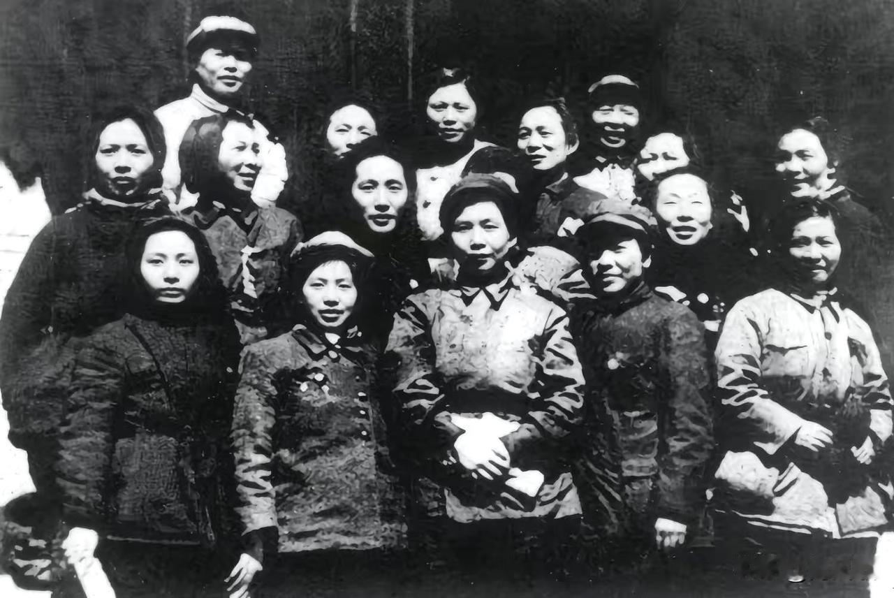 这张1949年的合影，定格了走完二万五千里长征的女红军们久别重逢的瞬间。曾几何时