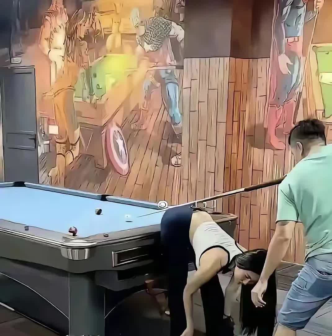怪不得现在还有人去台球厅打球原来是这样玩的现在娱乐方式多样化还有