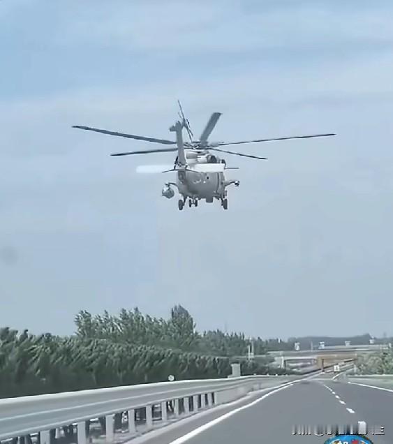 哈哈哈，长这么大第一次见到高速上开车，一抬头发现头顶上有一架直-20J低速通行！