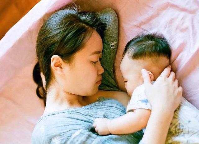 宝妈喂奶姿势不对, 害宝宝患上“中耳炎”, 如何正确给宝宝喂奶?