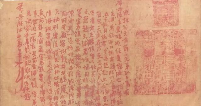 1980年，一农妇在南京的街上卖鸡蛋。竹篮里的鸡蛋码得整整齐齐，裹鸡蛋的黄布