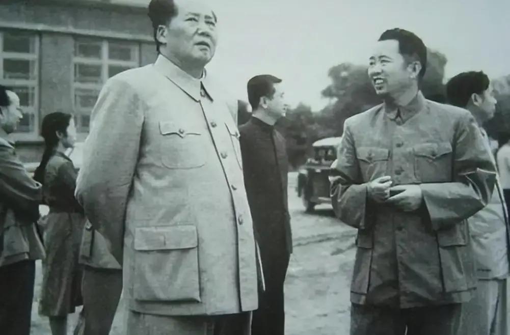 1952年，得知空军一年花掉几千亿后，毛主席盯着刘亚楼问：“你没贪污吧？”刘亚楼连忙否认，主席却神色