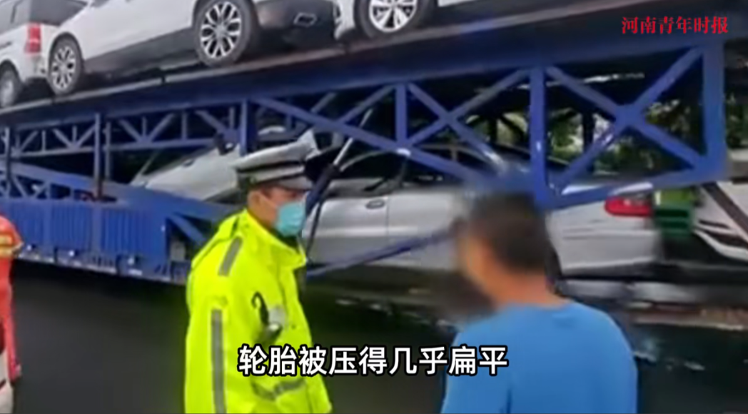 “离了个大谱！”上海，一男子开着，长52米的货车在路上行驶，被交警抓了个正着，交