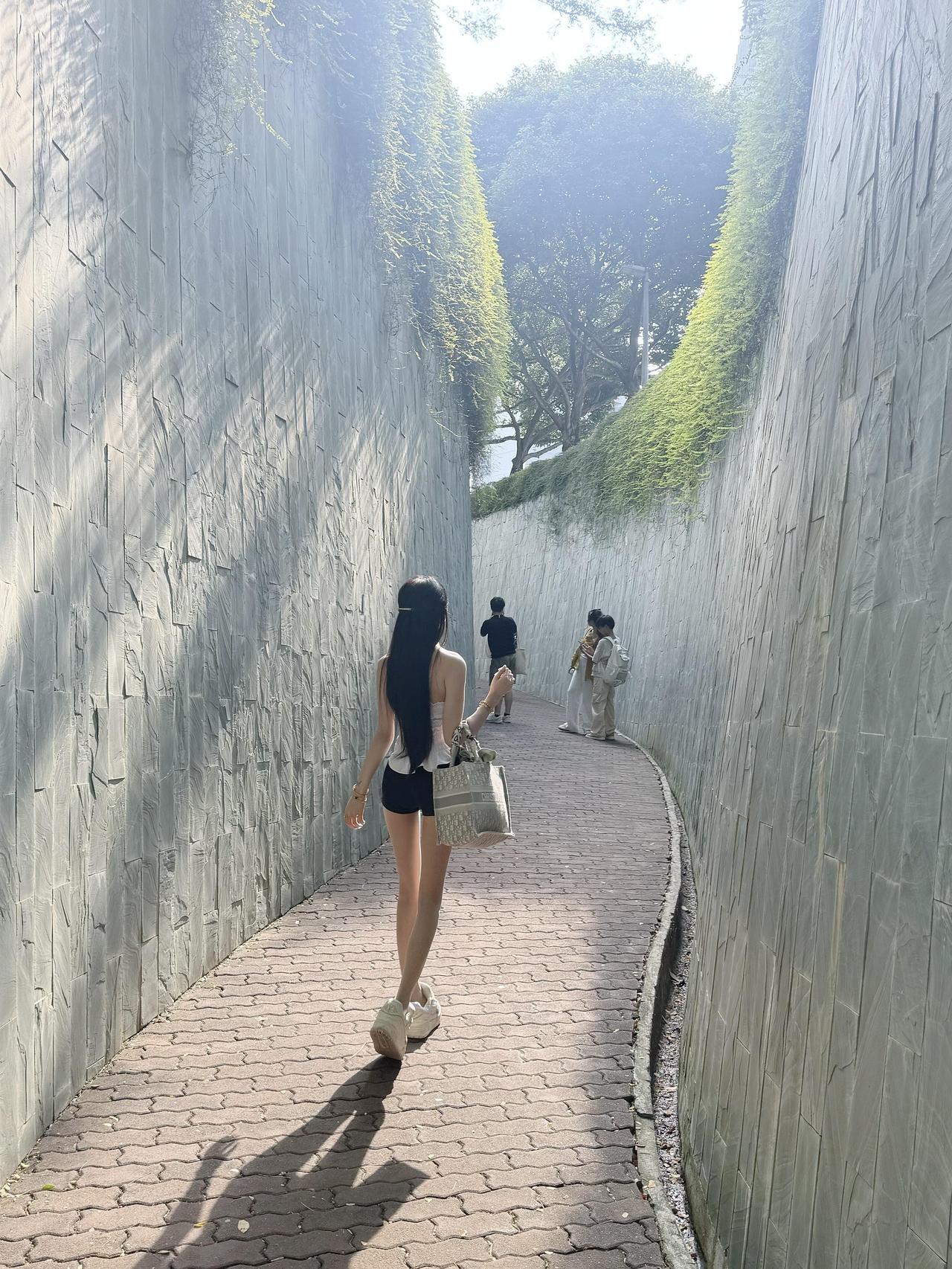 人这一辈子，所有男人请记住，选择女人就一条，看她能不能让你心安。别扯那