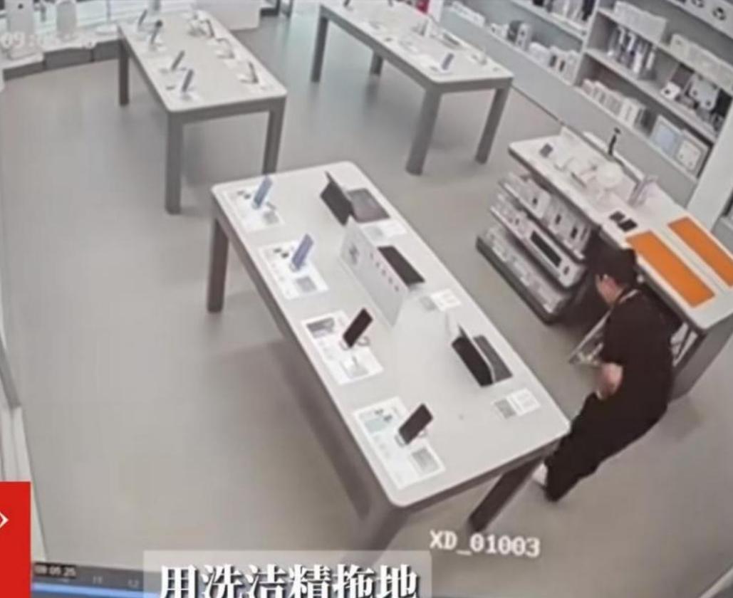“人怎么能这么聪明！”6月21日，河南。一位在手机店工作的年轻女性，面对