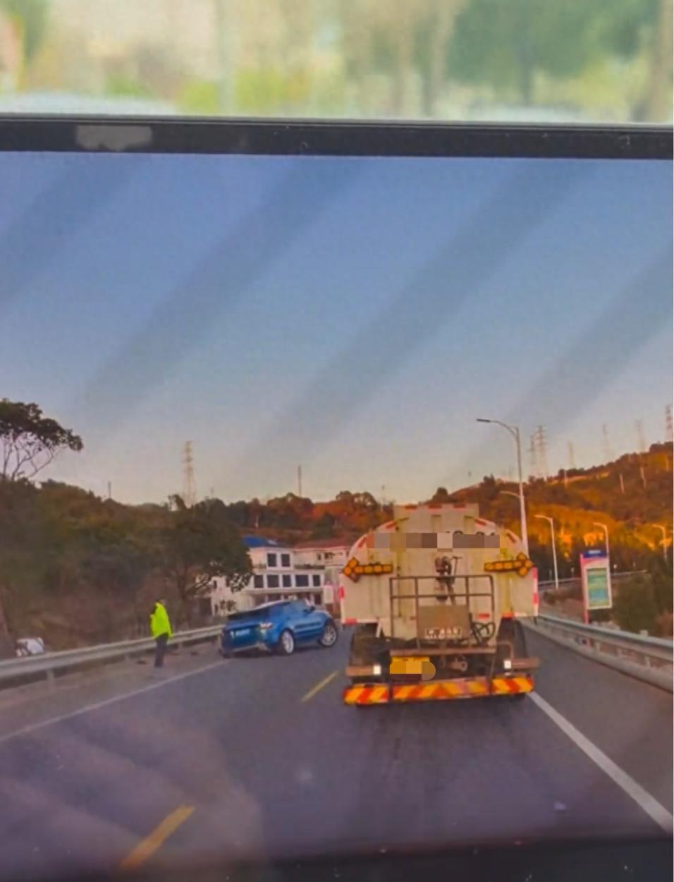 “看人下菜碟？”近日，浙江温州，一司机在路上行驶时，发现前面的洒水车在途经交警处