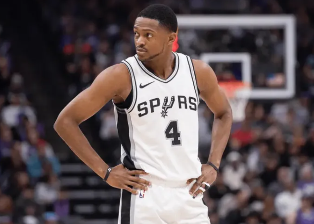 NBA常规赛，马刺123-110击败国王。赛后马刺球员达龙-福克斯接受了记者采