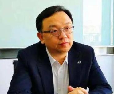 王传福说，他高中时回家要生活费时，他嫂子张秀菊，翻箱倒柜，兜里就几毛钱，嫂子一拍