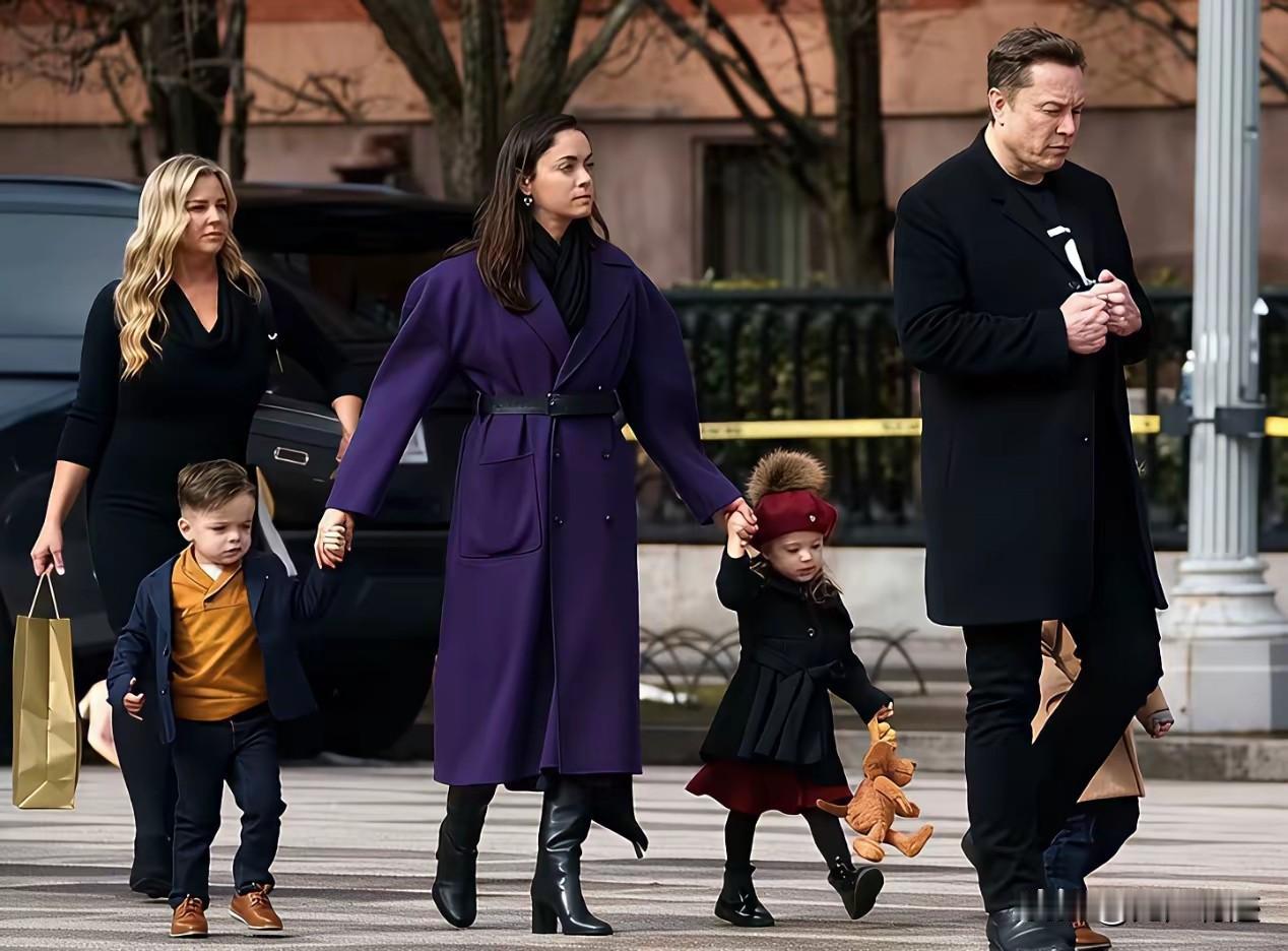 老婆在后面牵着两个孩子走着，马斯克自顾自在前面走着。这个画面，如果换个男人，不