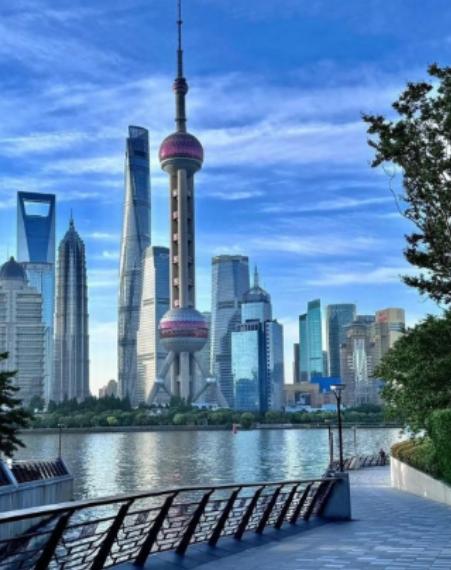 中俄的基本国情是不同的。俄罗斯不缺粮食，不缺能源，关起门来是可以过日子的，而且它