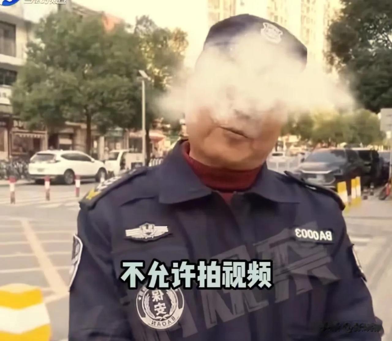 “这个保安火了！”湖南，一名保安劝阻女子不要在校门口拍摄视频，女子怒怼：“马路是