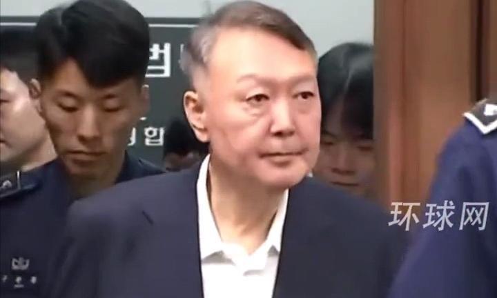 这还是尹锡悦，前韩国总统吗？变化太大了！估计尹锡悦在拘留所里想了好多事情，尤