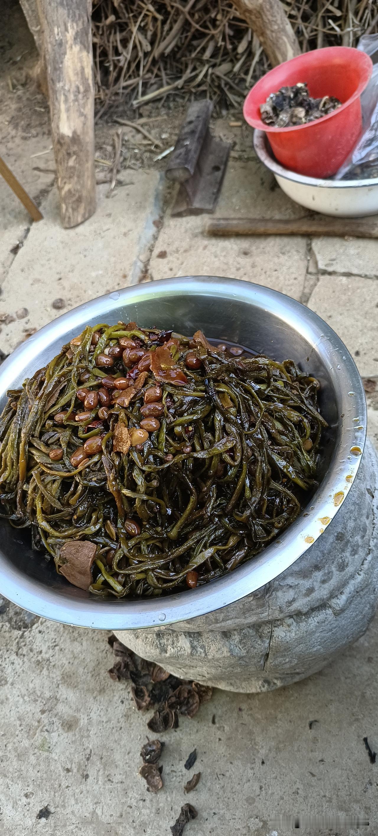 看我婆婆用蒜苔烀好的蒜苔咸菜有食欲吧，油光光的。没想到用酱油烀的蒜苔咸菜那么好