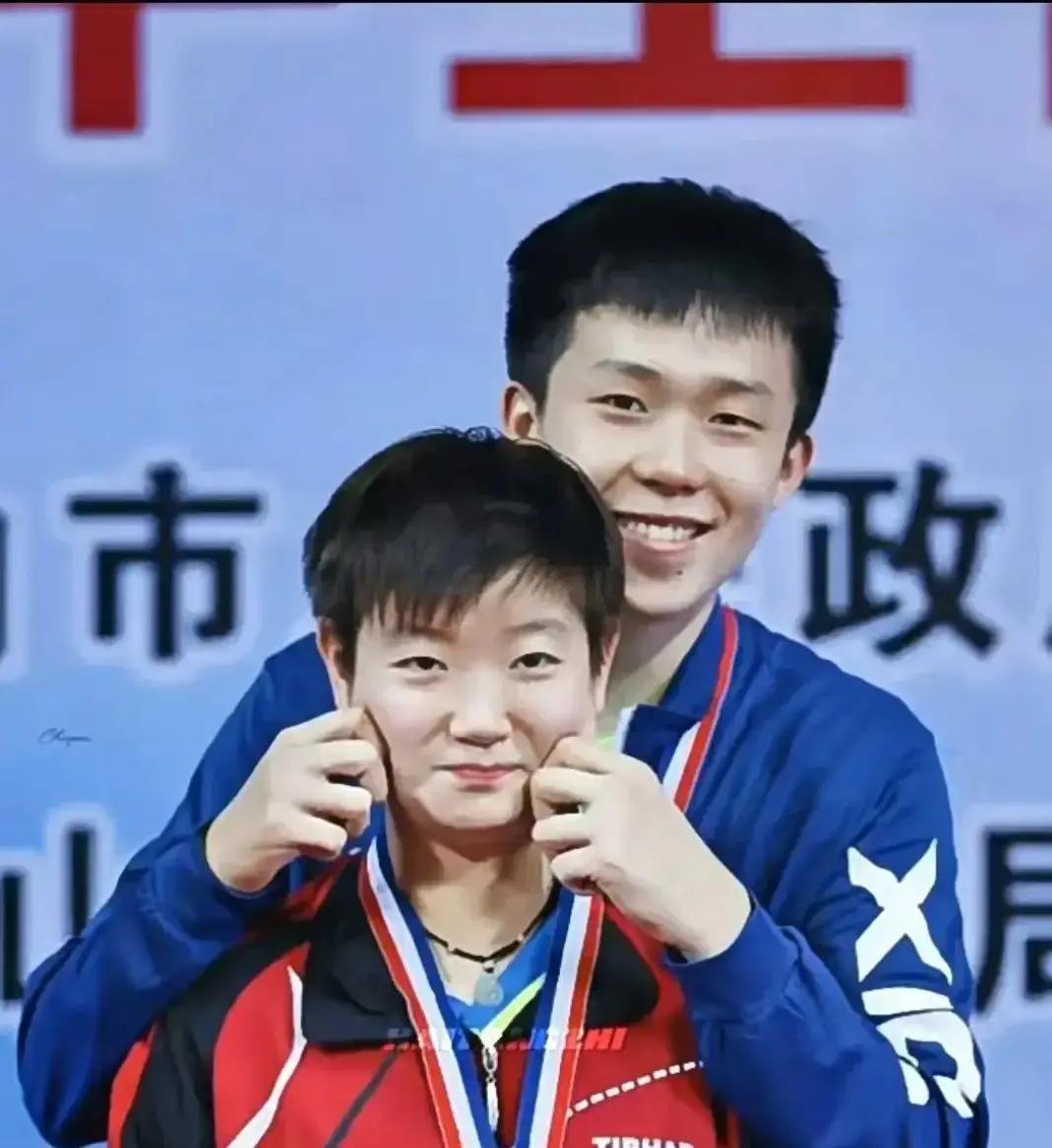 莎莎稳了，大头悬了？沙特刚打完，莎莎4-1把王曼昱摁下去，反手不再吃亏，积