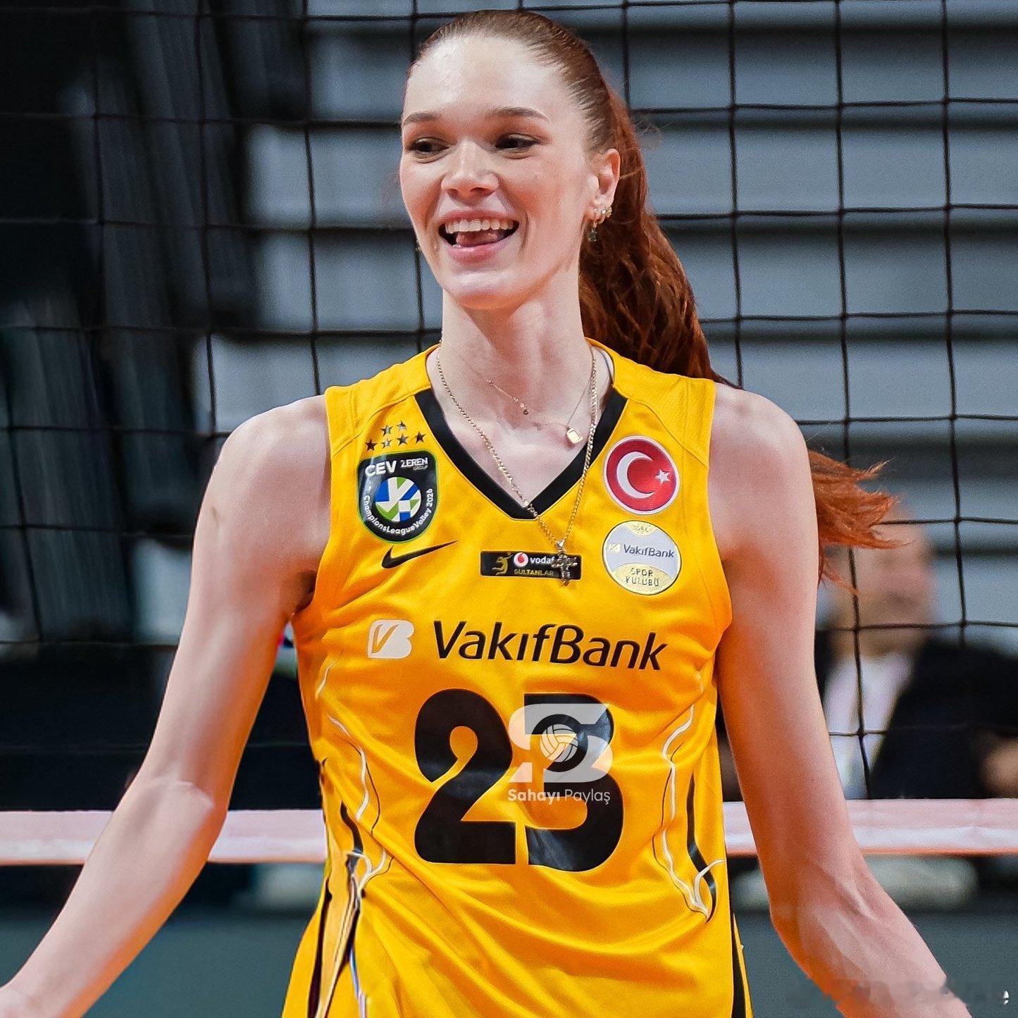 🟡⚫️瓦基弗银行队的三名外籍主攻手下赛季将继续留在队中📌与海伦娜·卡绍特