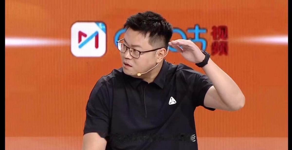 王艺迪27分钟三局横扫，把削球手打成了摆设。她没使劲拉，反而搓得比谁都细。侯