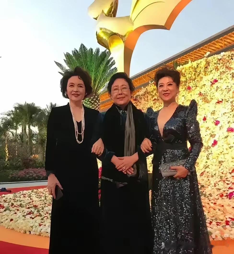 在老一辈做电影演员中，从年轻时到老变化最大的是陈冲和刘晓庆，她们演《小花》时是那