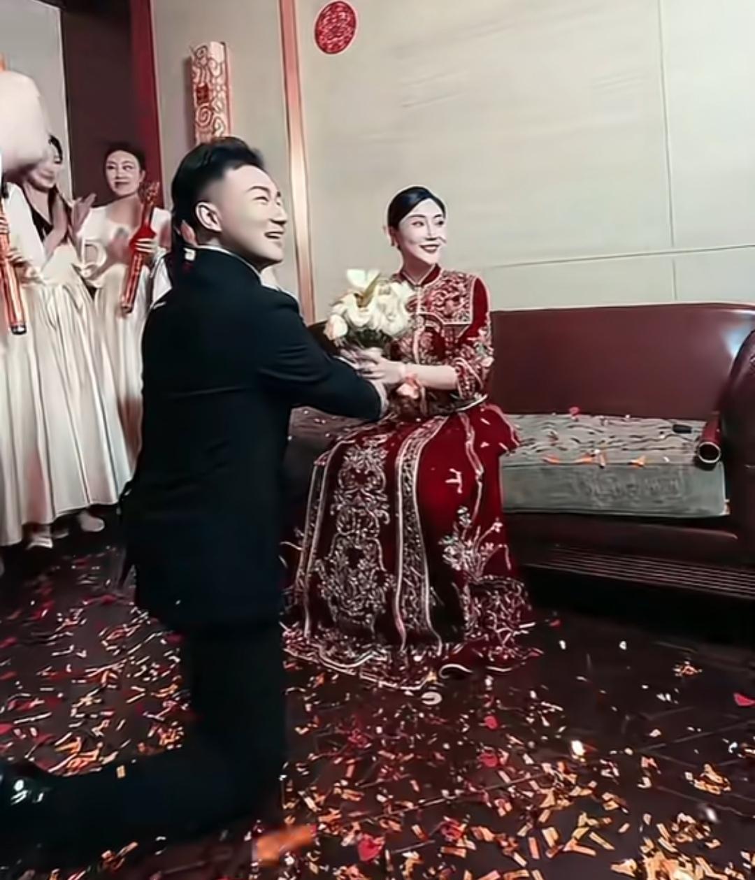 郭麒麟被“围猎”现场曝光！发小婚礼上意外接到捧花，他那句无奈的“你们攥我！”