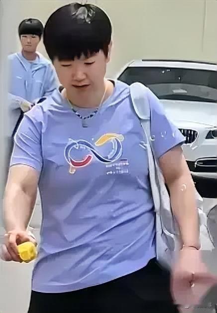 这下好了不仅体育圈知道全国人民都知道了！谁能想到，孙颖莎下训后竟然是这副“
