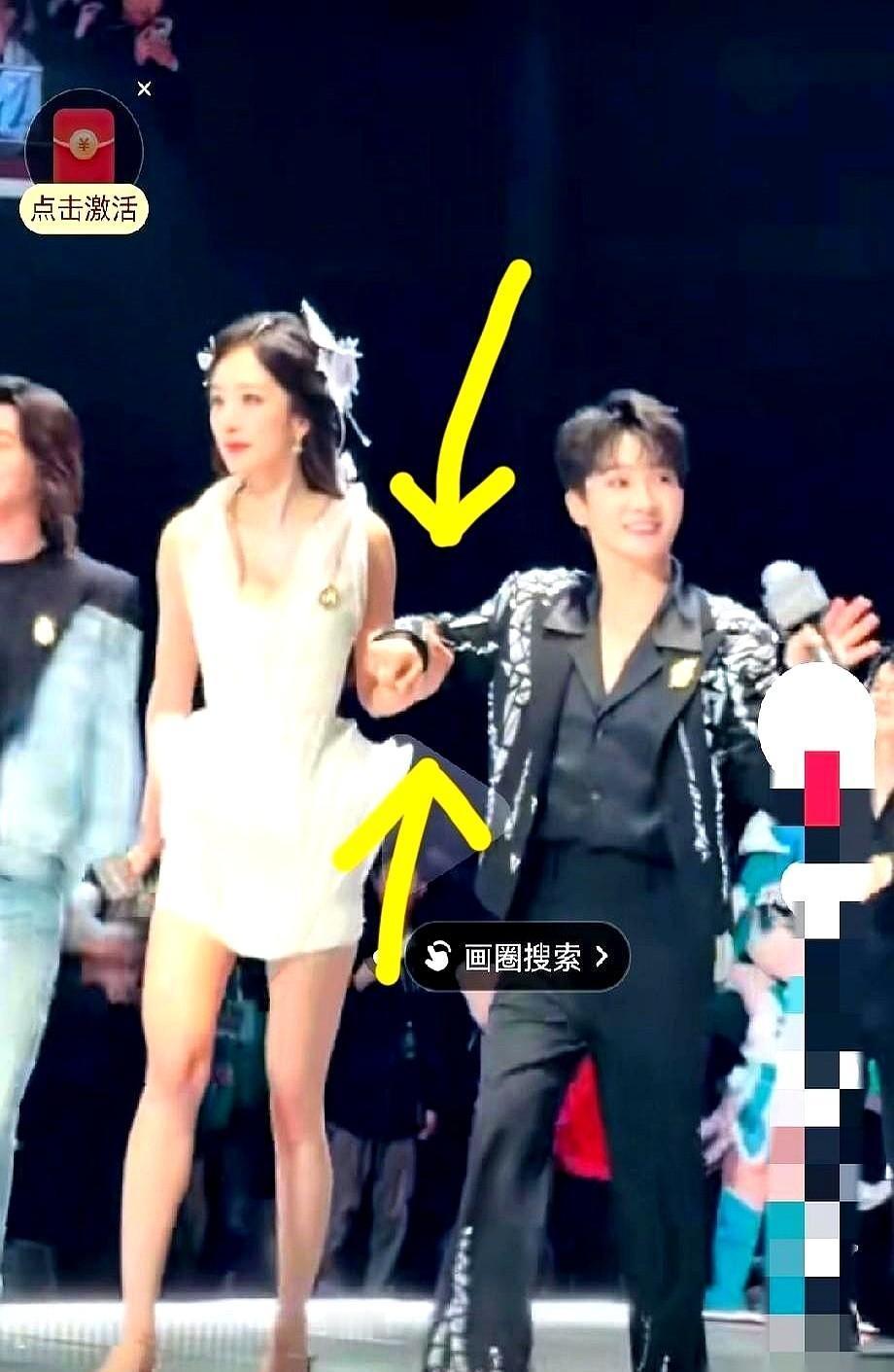 杨幂抬手那三秒,没说话,但全网都懂了。周深没察觉,镜头没特写,可那手心一托,托