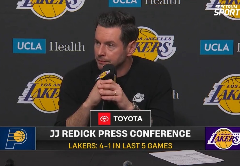 雷迪克评价卢卡：“进攻端无所不能他什么球都能进。后撤步、侧翼擦板球，平着飞出去、