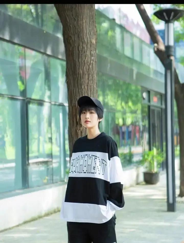 东北菜馆热气蒸腾，郭京飞筷子还没放下，姚安娜的手已经摸向钱包。现金，厚厚一沓，